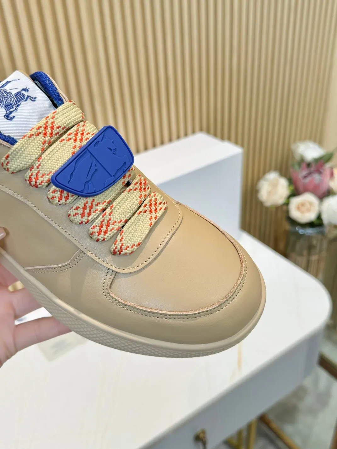 Men's men's shoes 💰560 Burberry's hot model is released. After three years, the classic plaid returns. It is versatile and decorated with worsted Burberry plaid pattern. Featuring a mesh lining and checkered laces, the rubber sole features the archive Burberry monogram. From Burberry's iconic collection, these wardrobe staples are interpreted with the brand's signature style.   ✅Fabric: classic cotton + silk cowhide ✅Lining: original board lining, silk cowhide lining for feet ✅Outsole: TPU ✅Color: apricot ✅Code number: 35-45 for men and women (35, 45 customized)
